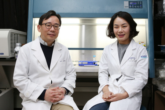 바이러스 간염을 악화시키는 '조절 T세포'의 염증성 변화를 규명한 KAIST 신의철(왼쪽), 정민경 교수. KAIST 제공